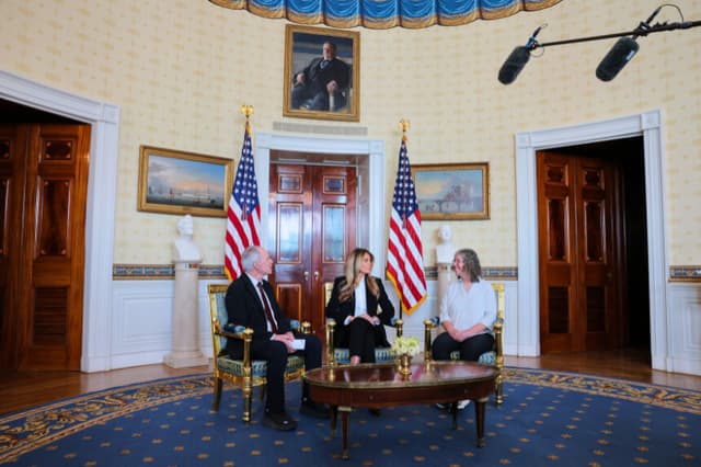 WASHINGTON, DC - 4 DE FEBRERO: La primera dama Melania Trump se reúne con Keith Siegel (izquierda) y Aviva Siegel en el Salón Azul de la Casa Blanca el 4 de febrero de 2026 en Washington, DC. Keith Siegel, ciudadano estadounidense, fue liberado del cautiverio de Hamás el 1 de febrero de 2025 tras pasar 484 días cautivo. Aviva Siegel también fue retenida y liberada en noviembre de 2023. (Foto de Anna Moneymaker/Getty Images).