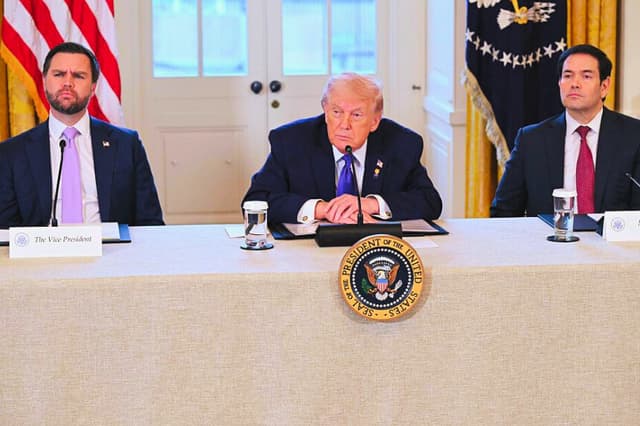 (De izquierda a derecha) El vicepresidente estadounidense JD Vance, el presidente estadounidense Donald Trump y el secretario de Estado estadounidense Marco Rubio observan durante una reunión con ejecutivos de empresas petroleras estadounidenses en el Salón Este de la Casa Blanca en Washington, D.C., el 9 de enero de 2026. (SAUL LOEB / AFP a través de Getty Images)