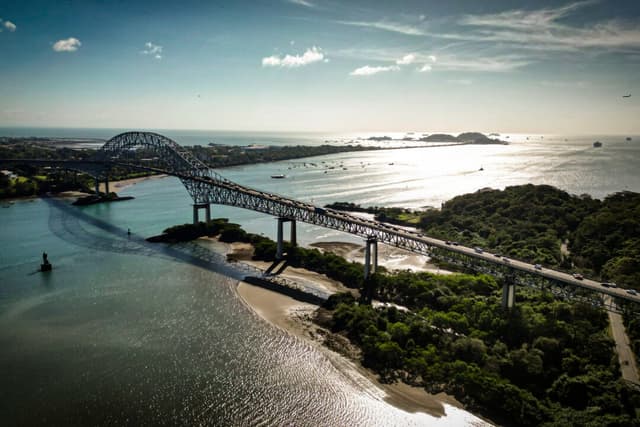 Panorámica aérea del Puente de las Américas en la entrada del Pacífico del Canal de Panamá, situado junto al puerto de Balboa en la ciudad de Panamá, Panamá, el 30 de enero de 2026. (Martin Bernetti/AFP a través de Getty Images).