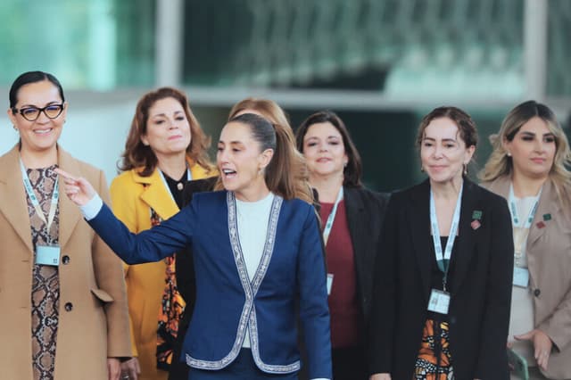 La presidenta de México Claudia Sheinbaum (c), habla al término de un acto protocolario este miércoles, en el Museo Nacional de Antropología en Ciudad de México (EFE/ Mario Guzmán)
