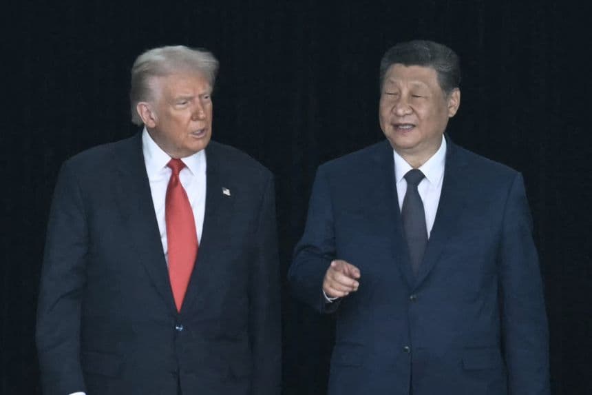 El presidente de Estados Unidos, Donald Trump (izquierda), y el presidente de China, Xi Jinping, se marchan tras sus conversaciones en la base aérea de Gimhae, situada junto al aeropuerto internacional de Gimhae, en Busan, el 30 de octubre de 2025. (ANDREW CABALLERO-REYNOLDS/AFP vía Getty Images)