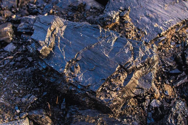 Carbón mineral extraído de la mina de la Compañía Carbonífera Río Turbio (YCRT) en Río Turbio, provincia de Santa Cruz, Argentina, el 2 de octubre de 2025. (Imagen Ilustrativa) (Foto de WALTER DIAZ/AFP vía Getty Images)