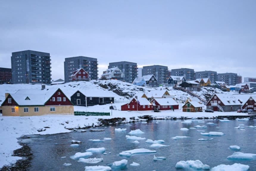 Hielo flotante frente a edificios residenciales en la ciudad de Nuuk, al oeste de Groenlandia, el 4 de febrero de 2026. (Ina FASSBENDER / AFP a través de Getty Images)