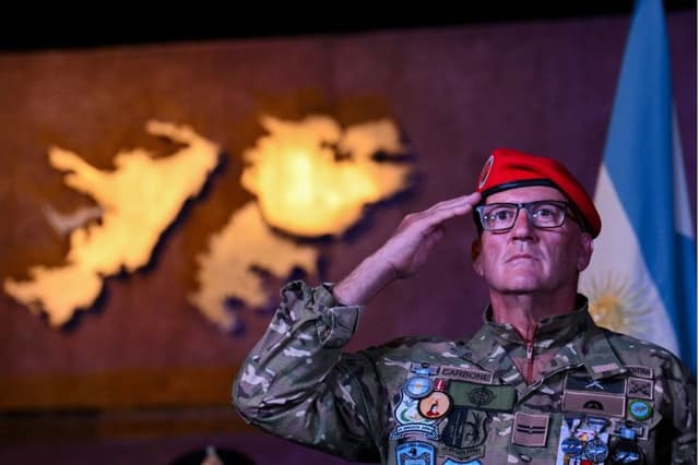 El veterano de la guerra de las Malvinas (Falklands) Claudio Carbone saluda durante un acto conmemorativo del 42.º aniversario de la guerra entre Argentina y el Reino Unido por las islas Falklands o Malvinas en el Cenotafio de los Caídos en la Guerra de las Malvinas, en Buenos Aires, el 2 de abril de 2024. (LUIS ROBAYO/AFP vía Getty Images)