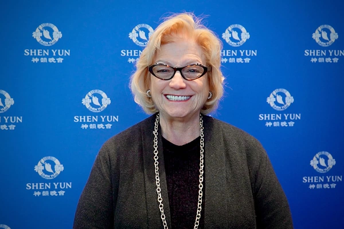 La alcaldesa de Tomball, Lori Klein Quinn, disfrutó de la matiné de Shen Yun en el Centro de Artes Visuales y Escénicas del CFISD, en Houston, el 1 de febrero de 2026. (NTD)