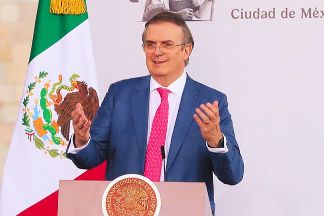 El Secretario de Economía, Marcelo Ebrard habla durante un acto protocolario este miércoles, en el Museo Nacional de Antropología, en Ciudad de México (EFE/ Mario Guzmán)