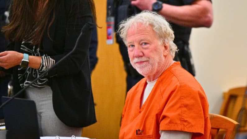 Acusan al actor Timothy Busfield de cuatro cargos de contacto sexual delictivo con un menor