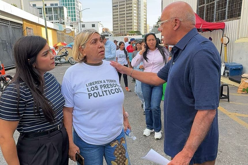 Fotografía cedida por Asamblea Nacional de Venezuela que muestra al Presidente de la Asamblea Nacional de Venezuela, Jorge Rodríguez (d), hablando con familiares de presos políticos frente al Centro de detención Zona 7 este viernes, en Caracas, Venezuela. (EFE/ Asamblea Nacional de Venezuela)