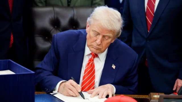 Trump firma orden dirigida a inmigrantes ilegales, ampliando el acceso del DHS a los antecedentes penales