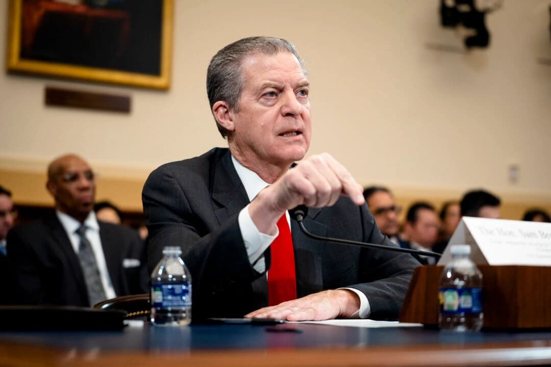 Sam Brownback, ex embajador especial de los Estados Unidos para la libertad religiosa internacional, testifica ante el Subcomité de Asuntos Exteriores de África de la Cámara de Representantes en el Capitolio, en Washington, el 4 de febrero de 2026. (Madalina Kilroy/The Epoch Times)