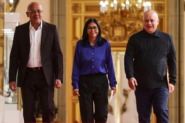 (De izquierda a derecha) El presidente de la Asamblea Nacional, Jorge Rodríguez, la presidenta interina de Venezuela, Delcy Rodríguez, y el ministro del Interior, Diosdado Cabello (derecha), caminan por un pasillo durante una rueda de prensa sobre la liberación de presos en Venezuela en el Palacio de Miraflores el 14 de enero de 2026 en Caracas, Venezuela. ( de Jesús Vargas/Getty Images)