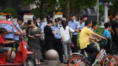 China recorta 300,000 empleos de agentes del orden por denuncias de abusos y presión fiscal