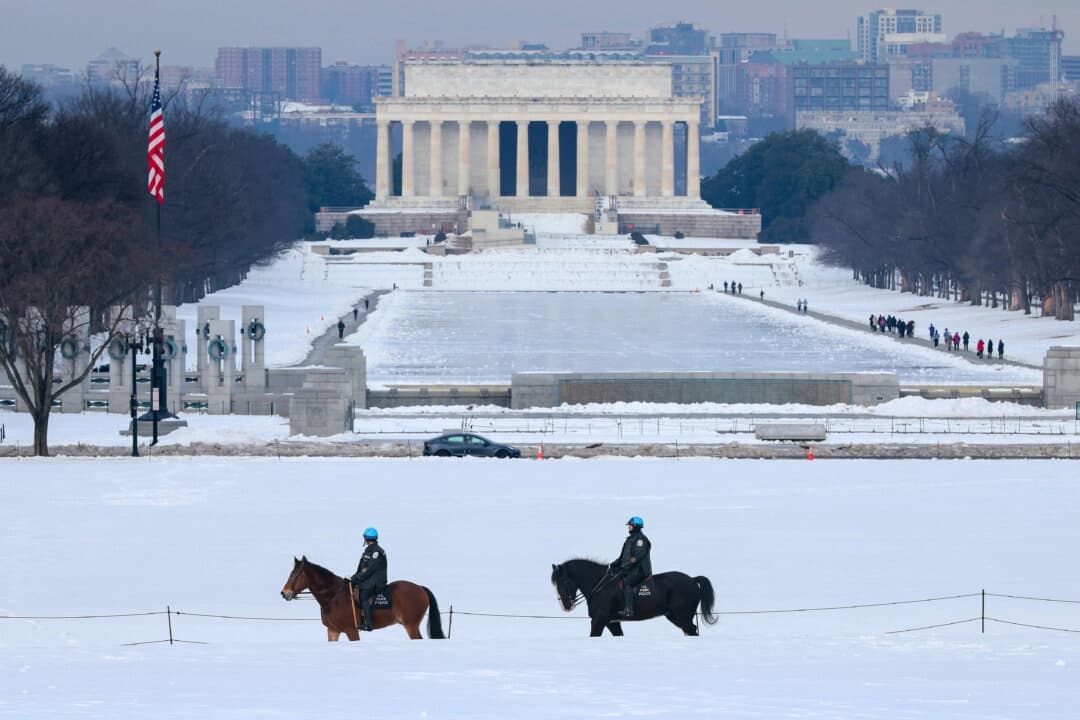 La Policía de Parques de EE. UU. realiza una patrulla montada en el National Mall, cerca del Monumento a Lincoln, antes de una ceremonia de reenganche para las tropas de la Guardia Nacional del Ejército en Washington, el 6 de febrero de 2026. (Chip Somodevilla/Getty Images)