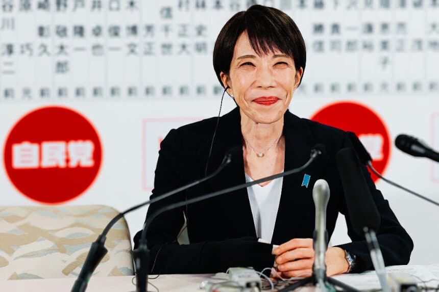La primera ministra de Japón, Sanae Takaichi, líder del Partido Liberal Democrático (PLD) en el poder, reacciona mientras habla con los medios de comunicación frente a un panel en el que se muestran los nombres de los candidatos del PLD en la sede del partido el día de las elecciones generales, el 8 de febrero de 2026, en Tokio, Japón. Los votantes de todo el país acudieron hoy a las urnas para celebrar las elecciones a la Cámara Baja de Japón. (Kim Kyung-Hoon - Pool/Getty Images)