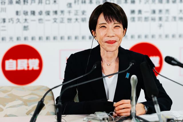 La primera ministra de Japón, Sanae Takaichi, líder del Partido Liberal Democrático (PLD) en el poder, reacciona mientras habla con los medios de comunicación frente a un panel en el que se muestran los nombres de los candidatos del PLD en la sede del partido el día de las elecciones generales, el 8 de febrero de 2026, en Tokio, Japón. Los votantes de todo el país acudieron hoy a las urnas para celebrar las elecciones a la Cámara Baja de Japón. (Kim Kyung-Hoon - Pool/Getty Images)