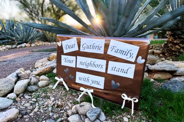 Los vecinos de Nancy Guthrie, madre de la presentadora de "Today" Savannah Guthrie, muestran su apoyo a la familia en el área metropolitana de Tucson, Arizona, el 3 de febrero de 2026, mientras continúa la búsqueda de Nancy Guthrie, cuya desaparición fue denunciada. (Sejal Govindarao/AP Photo)