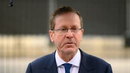 Herzog advierte que el antisemitismo es una "amenaza global" en visita al lugar del ataque en Bondi