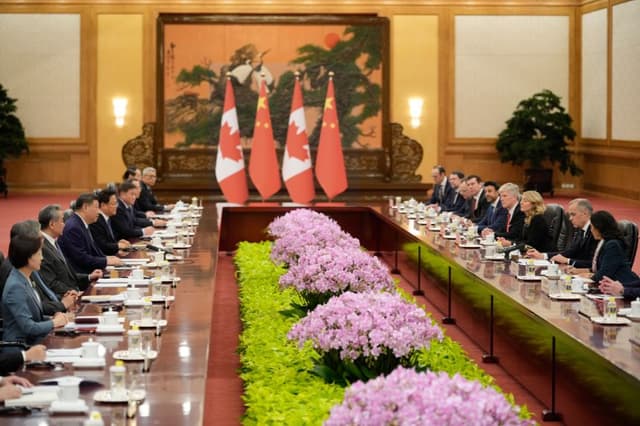 El presidente chino, Xi Jinping (tercero por la izquierda), y el primer ministro canadiense, Mark Carney (segundo por la derecha), se reúnen en el Gran Salón del Pueblo el 16 de enero de 2026 en Beijing, China. (Vincent Thian - Pool/Getty Images)