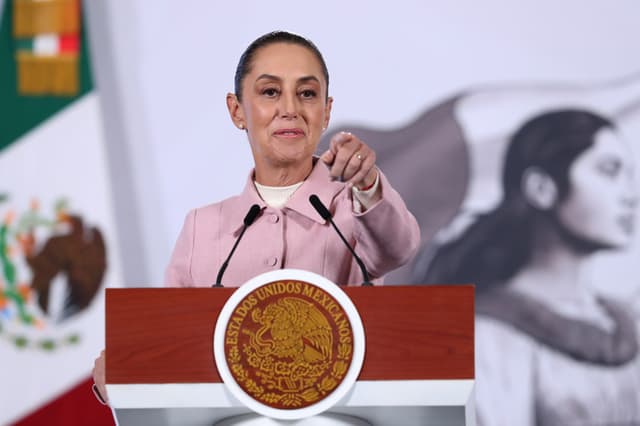 La presidenta de México, Claudia Sheinbaum, habla durante una rueda de prensa este lunes, en el Palacio Nacional en Ciudad de México. Sheinbaum descartó que su gobierno piense otorgar nuevas concesiones mineras y afirmó que más de 200 actualmente en manos privadas serán devueltas al Estado, en el marco de una revisión de la política extractiva y de la gestión de recursos naturales. (EFE/Mario Guzmán)