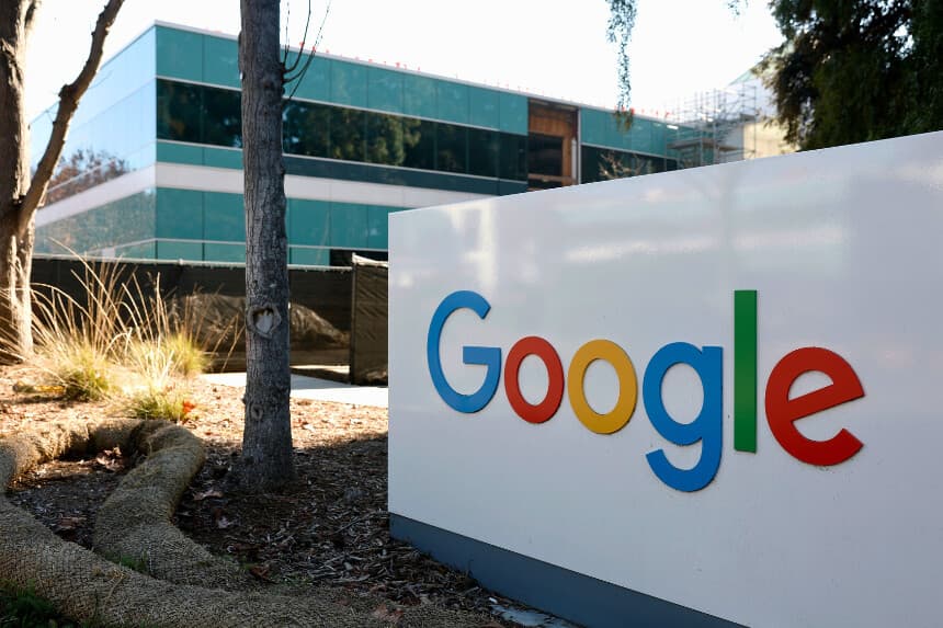 MOUNTAIN VIEW, CALIFORNIA - 4 DE FEBRERO: Un cartel colocado en la sede de Google el 4 de febrero de 2026 en Mountain View, California. Alphabet, la empresa matriz de Google, ha anunciado unos resultados mejores de lo esperado para el cuarto trimestre, con un aumento de los ingresos del 18 % con respecto al año anterior, hasta alcanzar los 113.800 millones de dólares, superando las estimaciones de los analistas, que eran de 111.400 millones, mientras que los beneficios por acción aumentaron hasta los 2.82 dólares, por encima de los 2.65 dólares previstos. (Foto de Justin Sullivan/Getty Images).