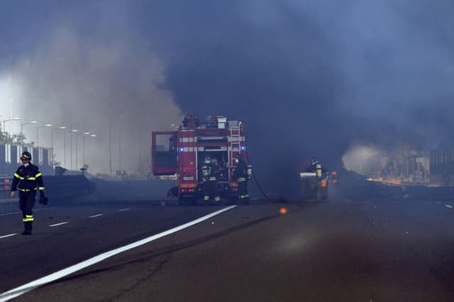 Imagen ilustrativa de bomberos apagando un incendio en una vía. (GIANNI SCHICCHI/AFP a través de Getty Images)