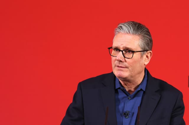 ST LEONARDS-ON-SEA, INGLATERRA - 5 DE FEBRERO: El primer ministro británico, Keir Starmer, pronuncia un discurso en el complejo deportivo Horntye Park el 5 de febrero de 2026 en St Leonards-on-Sea, Reino Unido. El primer ministro anuncia una nueva financiación de 800 millones de libras esterlinas para las zonas desfavorecidas y habla de la necesidad de una "Gran Bretaña decente y tolerante". (Foto de Peter Nicholls/Getty Images)