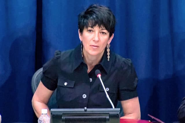 Ghislaine Maxwell, colaboradora durante mucho tiempo del abusador sexual condenado Jeffrey Epstein, habla en una rueda de prensa en las Naciones Unidas en Nueva York el 25 de junio de 2013. (UNTV vía Reuters).