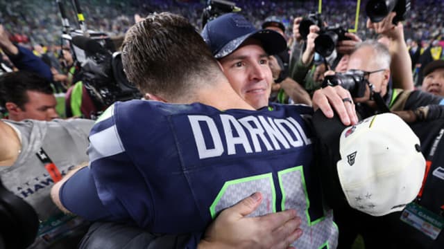 Sam Darnold levanta el Trofeo Lombardi en el Levi's Stadium de Santa Clara