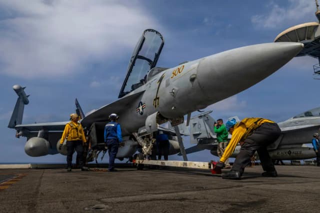 Marineros preparan un Boeing EA-18G Growler en la cubierta de vuelo del portaaviones USS Abraham Lincoln en el océano Índico el 21 de enero de 2026. (Marinero especialista en comunicación masiva Daniel Kimmelman/Marina de Estados Unidos a través de AP).