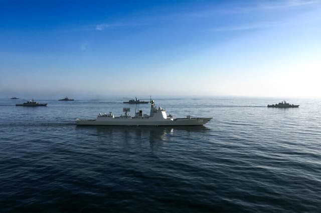 Esta fotografía facilitada por la Oficina del Ejército Iraní el 11 de marzo de 2025 muestra al destructor lanzamisiles Baotou (133) de la Armada del Ejército Popular de Liberación de China durante unas maniobras militares conjuntas entre Irán, Rusia y China en el golfo de Omán. (Fotografía de la Oficina del Ejército Iraní / AFP) (Fotografía de -/Oficina del Ejército Iraní/AFP a través de Getty Images).