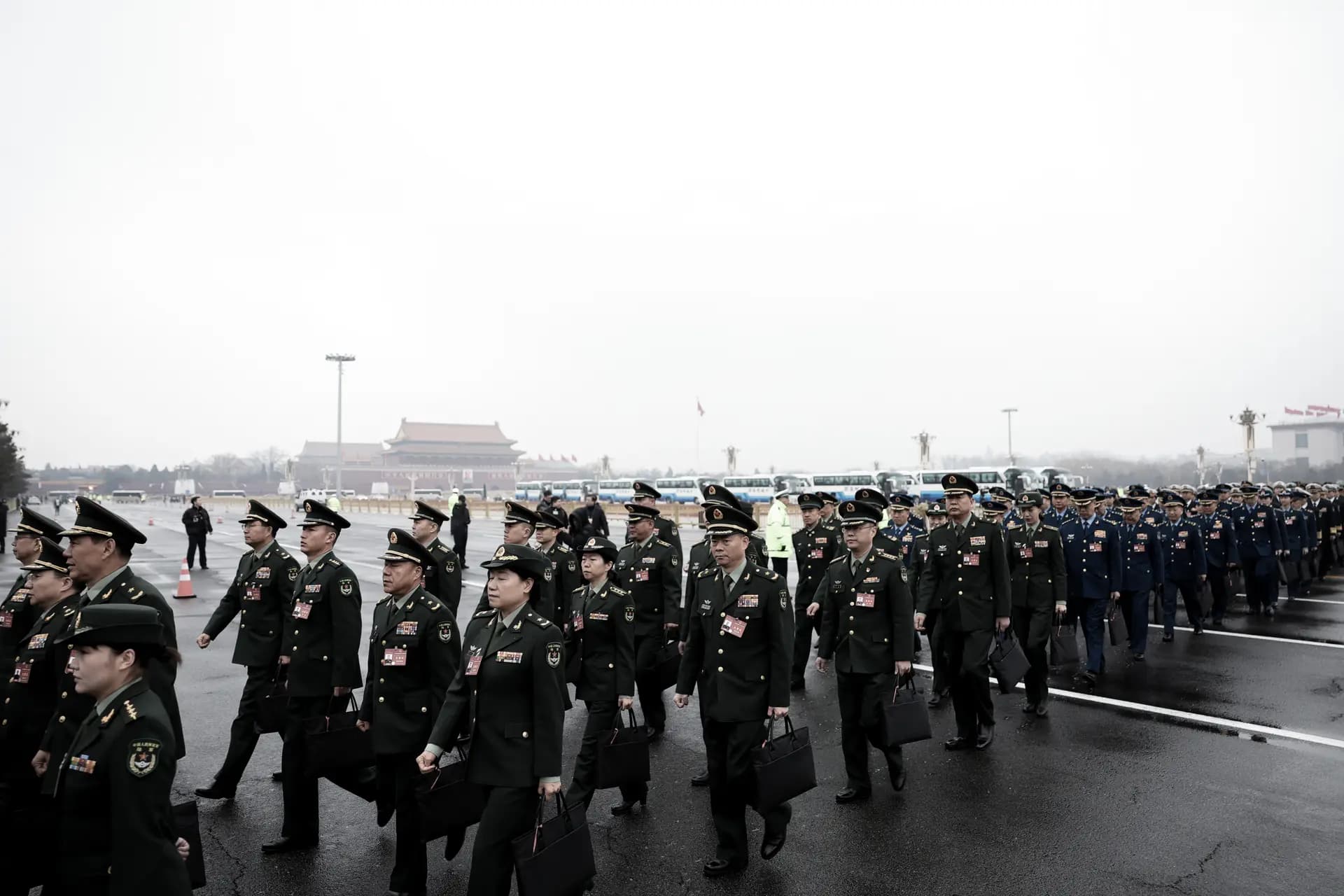 Delegados militares llegan a la sesión inaugural de la Asamblea Popular Nacional en el Gran Salón del Pueblo en Pekín el 5 de marzo de 2024. Según fuentes internas, el incumplimiento pasivo ha comenzado a extenderse desde el Ejército Popular de Liberación al sistema administrativo civil, lo que complica la capacidad de Pekín para hacer cumplir las directivas clave emitidas por el líder del PCCh, Xi Jinping. (Lintao Zhang/Getty Images)