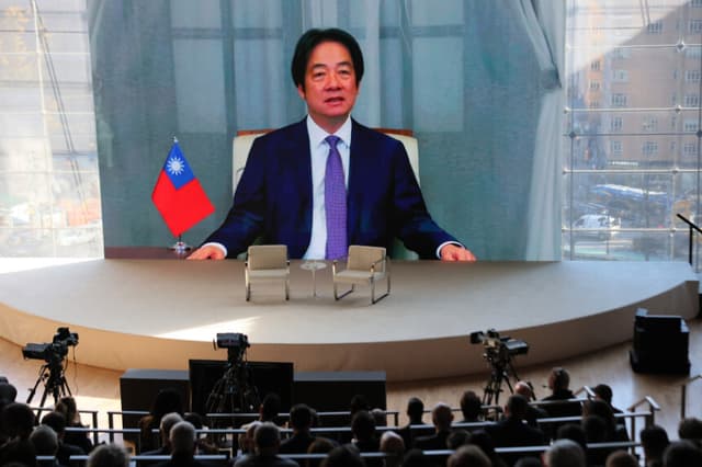 NUEVA YORK, NUEVA YORK - 3 DE DICIEMBRE: El presidente de Taiwán, Dr. Lai Ching-te, habla por videoconferencia desde el escenario durante la Cumbre Dealbook 2025 del New York Times en el Jazz at Lincoln Center el 3 de diciembre de 2025 en la ciudad de Nueva York. El columnista del NYT Sorkin fue el anfitrión de la cumbre anual Dealbook, que reúne a líderes empresariales y gubernamentales para debatir los temas más importantes en los ámbitos empresarial, político y cultural. (Foto de Michael M. Santiago/Getty Images).