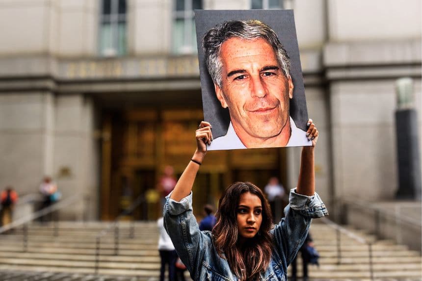 Un grupo de protesta sostiene carteles de Jeffrey Epstein frente al tribunal federal el 8 de julio de 2019 en la ciudad de Nueva York. Epstein fue acusado de delito de tráfico sexual de menores y otro de conspiración para participar en el tráfico sexual de menores. (Stephanie Keith/Getty Images)
