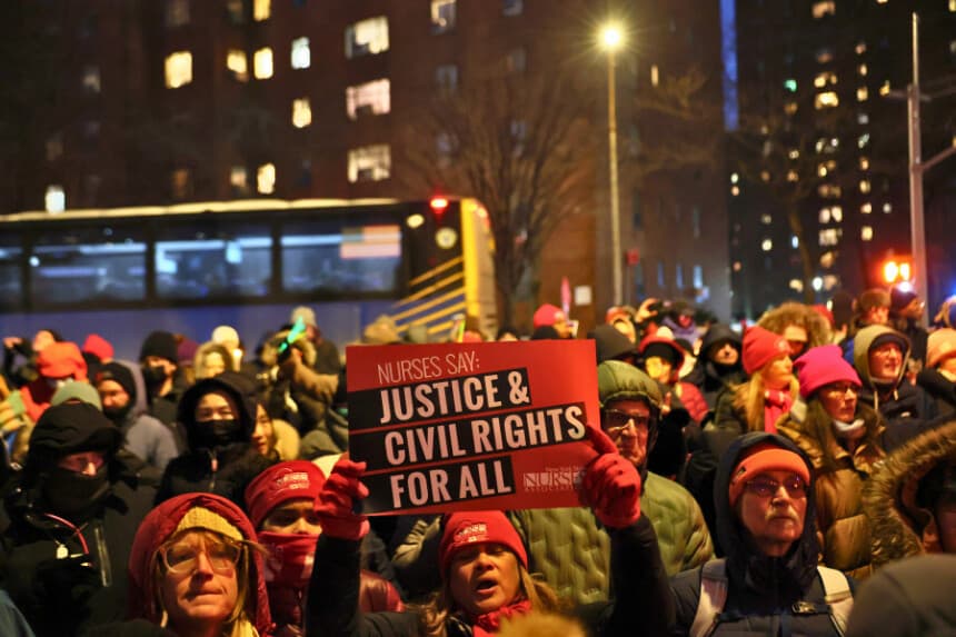 NUEVA YORK, NUEVA YORK - 29 DE ENERO: Trabajadores sanitarios asisten a una vigilia en memoria de la enfermera Alex Pretti en el VA NY Harbor Healthcare System el 29 de enero de 2026 en la ciudad de Nueva York. Los trabajadores sanitarios de primera línea de los cinco distritos y de diversas organizaciones y sindicatos celebraron una vigilia con velas en memoria de Pretti, una enfermera de la UCI de 37 años de un centro médico del Departamento de Asuntos de Veteranos en Minneapolis que murió por disparos de agentes federales durante un breve altercado el 24 de enero. (Foto de Michael M. Santiago/Getty Images).