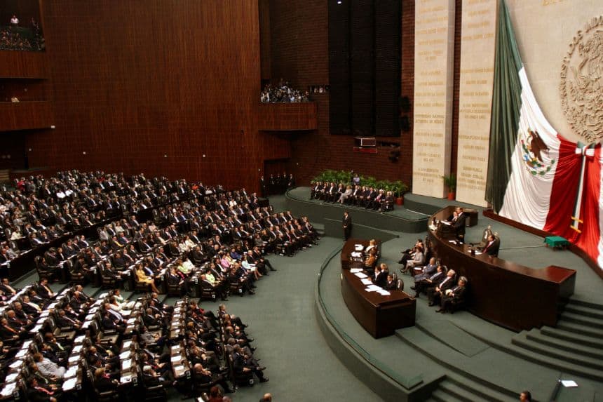 El pleno de la Camara de Diputados durante un informe anual de gobierno el 01 de septiembre de 2005 en el Palacio Legislativo de Ciudad de Mexico. (SUSANA GONZALEZ/AFP via Getty Images)