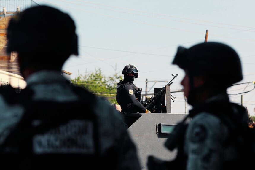 Imagen ilustrativa: Fotografía del 5 de febrero de 2026 que muestra integrantes de la Guardia Nacional de México y de la Policía Estatal custodiando el municipio de Tequila. (EFE/ Francisco Guasco)