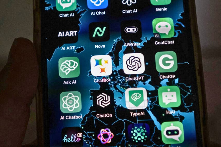 Esta ilustración muestra los iconos de aplicaciones de inteligencia artificial en la pantalla de un smartphone en Oslo, Noruega, el 12 de julio de 2023. (Olivier Morin/AFP a través de Getty Images).