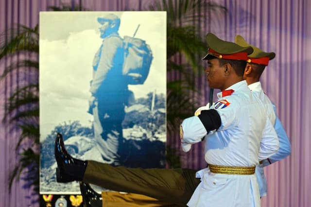 Soldados cubanos custodian el memorial de Fidel Castro, en La Habana, el 28 de noviembre de 2016. (PEDRO PARDO/AFP a través de Getty Images)