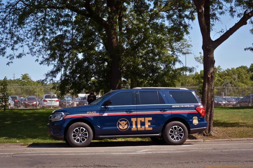 CHICAGO, ILLINOIS - 8 DE SEPTIEMBRE: Un vehículo del ICE estacionado cerca de la cárcel y el complejo judicial del condado de Cook el 8 de septiembre de 2025 en Chicago, Illinois. El Departamento de Seguridad Nacional ha anunciado hoy que el ICE ha puesto en marcha oficialmente una operación para detener y deportar a extranjeros ilegales con antecedentes penales en Chicago e Illinois. (Foto de Scott Olson/Getty Images).