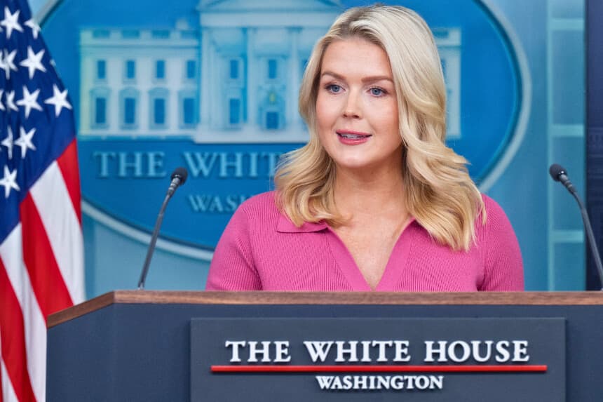 La secretaria de prensa de la Casa Blanca, Karoline Leavitt, habla durante una rueda de prensa en la sala Brady Press Briefing Room de la Casa Blanca en Washington, D.C., el 5 de febrero de 2026. (Foto de SAUL LOEB / AFP a través de Getty Images).
