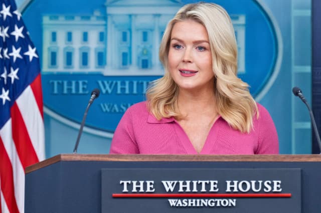 La secretaria de prensa de la Casa Blanca, Karoline Leavitt, habla durante una rueda de prensa en la sala Brady Press Briefing Room de la Casa Blanca en Washington, D.C., el 5 de febrero de 2026. (Foto de SAUL LOEB / AFP a través de Getty Images).