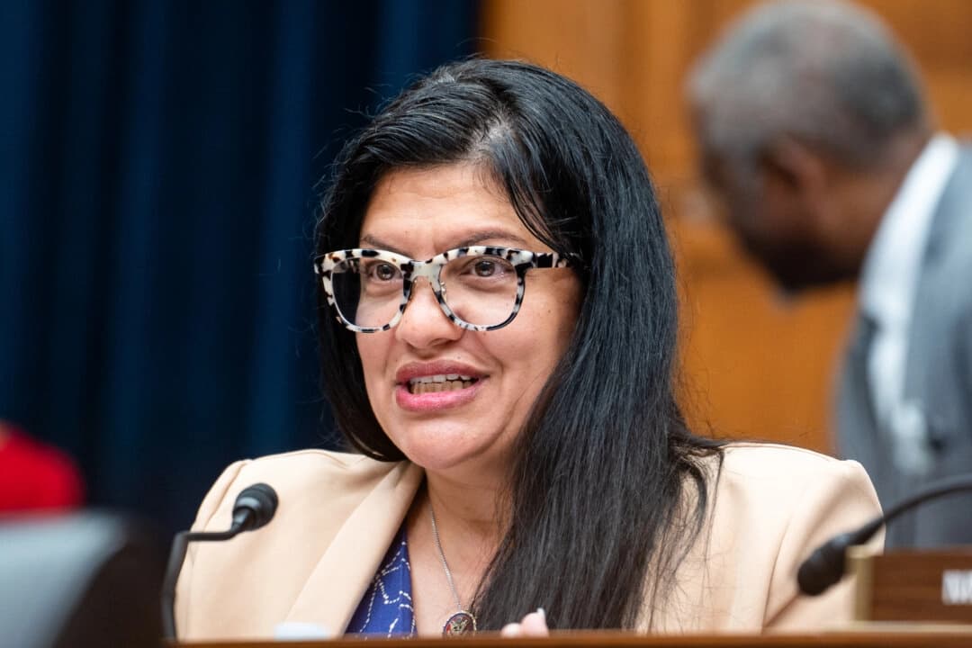 La representante Rashida Tlaib (demócrata por Michigan) habla durante una audiencia en el Capitolio el 24 de junio de 2025. (Madalina Kilroy/The Epoch Times)