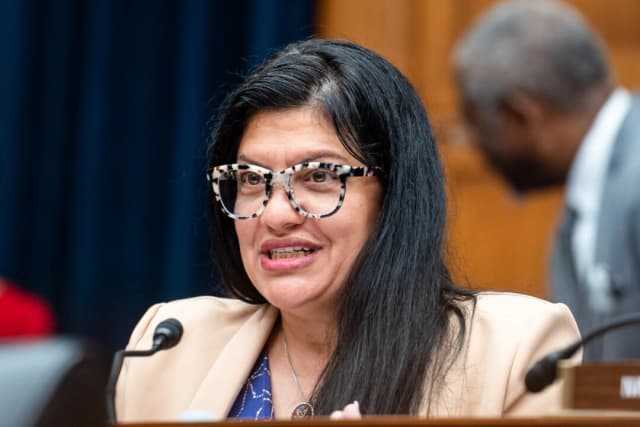 La representante Rashida Tlaib (demócrata por Michigan) habla durante una audiencia en el Capitolio el 24 de junio de 2025. (Madalina Kilroy/The Epoch Times)