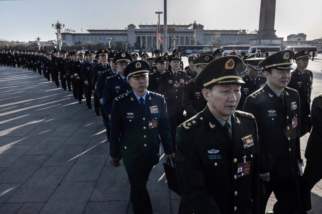 Delegados militares chinos llegan a la segunda sesión plenaria de la legislatura de China en el Gran Salón del Pueblo en Beijing el 8 de marzo de 2024. (Kevin Frayer/Getty Images)