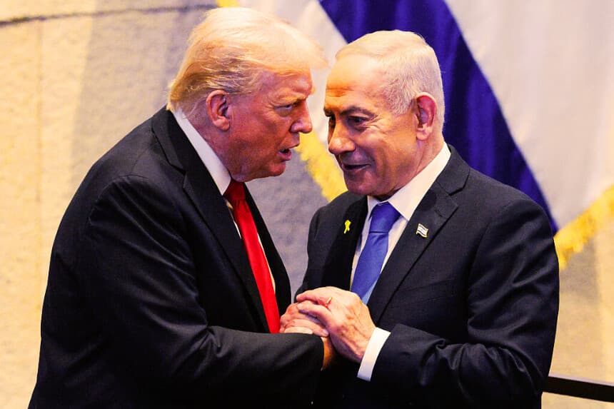 El presidente de Estados Unidos, Donald Trump (izquierda), se da la mano y habla con el primer ministro israelí, Benjamin Netanyahu, en el Parlamento israelí, la Knesset, en Jerusalén, el 13 de octubre de 2025. (CHIP SOMODEVILLA/POOL/AFP a través de Getty Images)