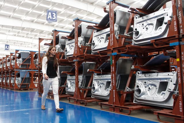 Fotografía de archivo de una persona caminando en una planta armadora de autos en el estado de Puebla (EFE/Francisco Guasco)
