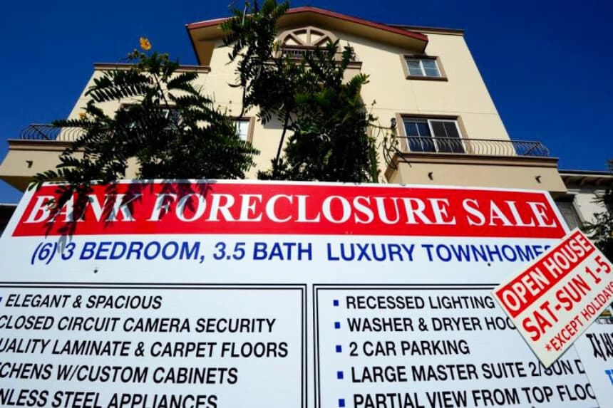 En una fotografía de archivo, se ve un cartel de ejecución hipotecaria colocado frente a unas casas adosadas en Los Ángeles. (Kevork Djansezian/Getty Images).