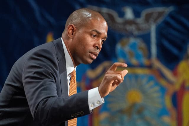 NUEVA YORK, NY - 5 DE NOVIEMBRE: El vicegobernador de Nueva York, Antonio Delgado, habla en un mitin de Get Out The Vote el 5 de noviembre de 2022 en la ciudad de Nueva York. El expresidente Bill Clinton se unió a la gobernadora Kathy Hochul junto con otros demócratas en la candidatura en un mitin de GOTV en Nueva York. Hochul mantiene una ligera ventaja en las encuestas frente al candidato republicano, el representante Lee Zeldin. (Foto de David Dee Delgado/Getty Images).