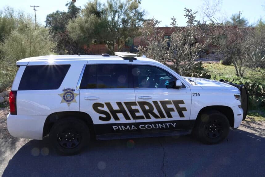 Un vehículo del sheriff del condado de Pima está aparcado frente a la casa de Nancy Guthrie en Tucson, Arizona, el 8 de febrero de 2026. (Ty O'Neil/AP Photo).