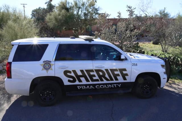 Un vehículo del sheriff del condado de Pima está aparcado frente a la casa de Nancy Guthrie en Tucson, Arizona, el 8 de febrero de 2026. (Ty O'Neil/AP Photo).